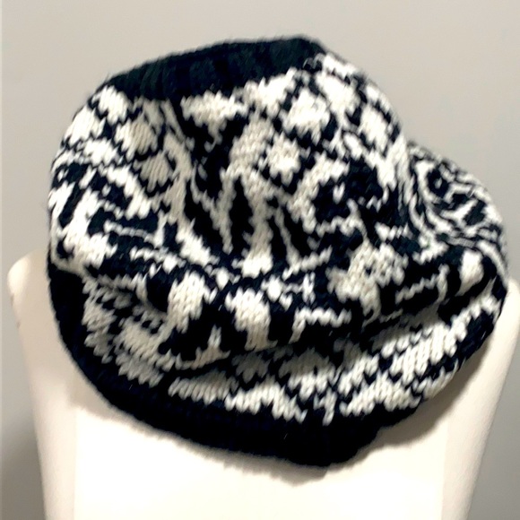 Old Navy Accessories - NWT OLD NAVY Black & White Soft Infinity Chunky Scarf